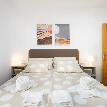 Home2book Vibrant Americas Apt, Pool Retreat Lejlighed